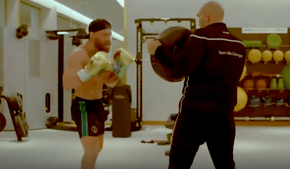'Mayor regreso en la historia del deporte': Conor McGregor muestra poder en las almohadillas mientras continúa recuperándose de una cirugía de pierna